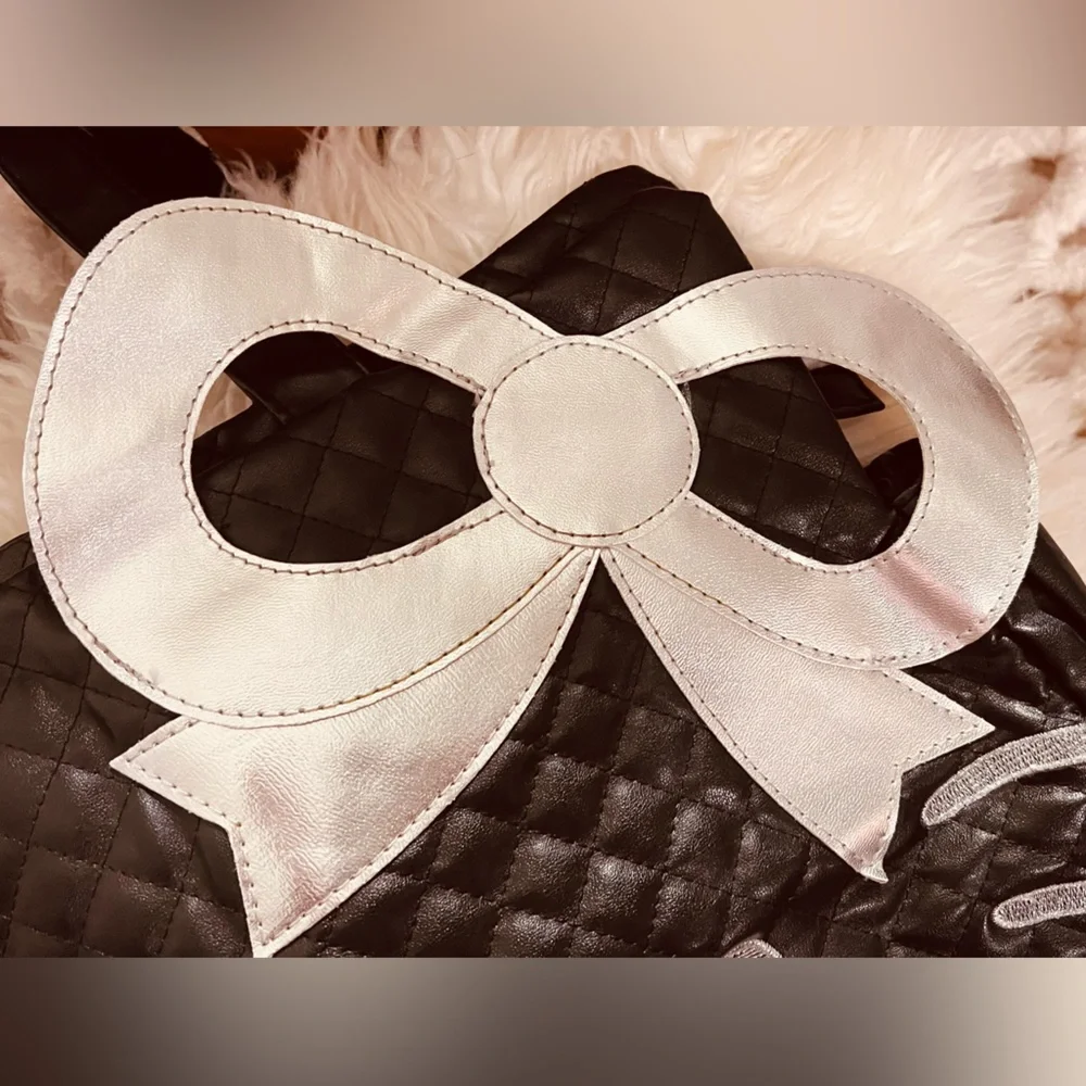 ✨Hello Kitty 2008 Sanrio Silver Bow Quilted Black Large
Tote Shoulder Bag Purse✨ - Picture 5 of 7